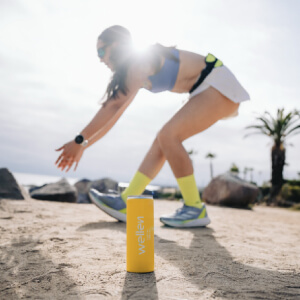 Deportista haciendo ejercicio con una lata Wellen